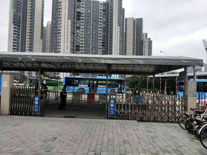 蕉门公交总站-"蕉门公交总站紧邻地铁四号线蕉门站,是
