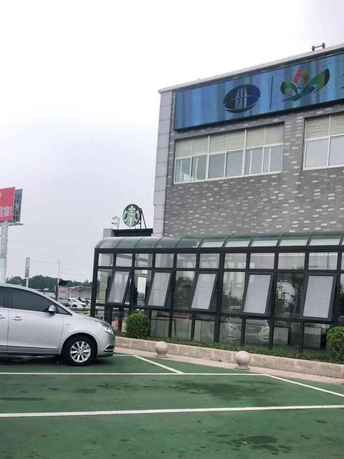 苏通大桥服务区停车场