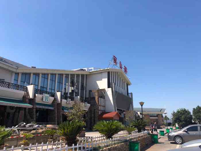 军山湖服务区停车场-"今天是3月2号,不是节假日,想不.