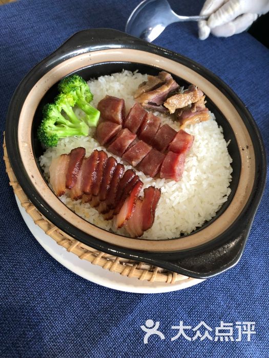 广式腊味煲仔饭