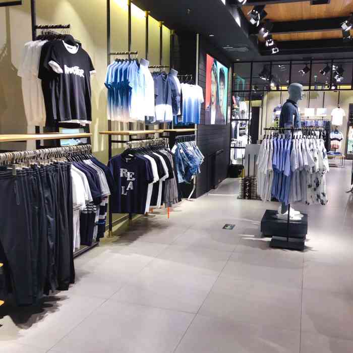 jack&jones(吾悦广场店)-"杰克琼斯属于男装品牌里的