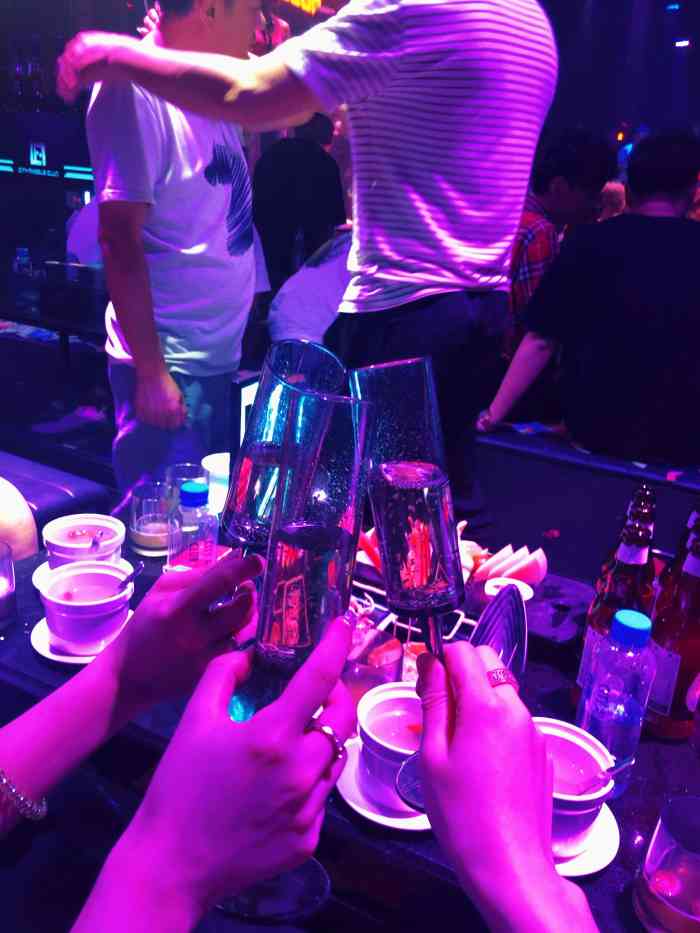 洛城酒吧-"汕头酒吧街长荣大厦一楼.楼下大厅很hig.