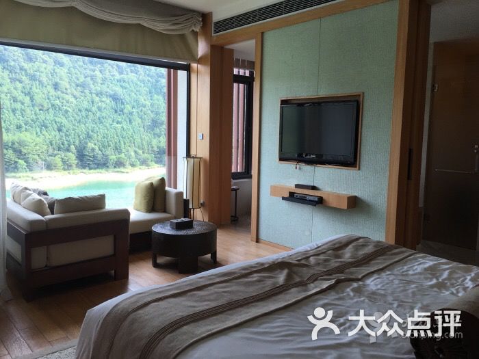 洲际品牌酒店一直响当当,出门订酒店少不了洲际。千岛湖这家比较偏。如果不是自驾游,不推荐,车开进去很多s弯,这是小路考的最佳训练地啊哈哈,扯远。听说有专门大巴接送酒店的。不过酒店附近吃的比较少,如果要吃农家菜,只有开车出去,步行恐怕太远。 登记入住,时间有些久,双休日,可能人比较多。不过服务还可以,经过协调,给我们换了房间,延长退房时间,很客气,感觉还是不错的。 酒店房间很大,五星酒店,名不虚传,窗外湖景赏心悦目,虽然下雨,但是阳台不漏雨,坐在阳台沙发上,泡一壶茶,看着淅沥小雨,好山好水,心旷神怡。超级适