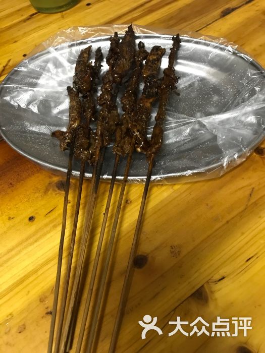 老八烧烤美食馆烤牛肉烤鸡尖图片 - 第1张