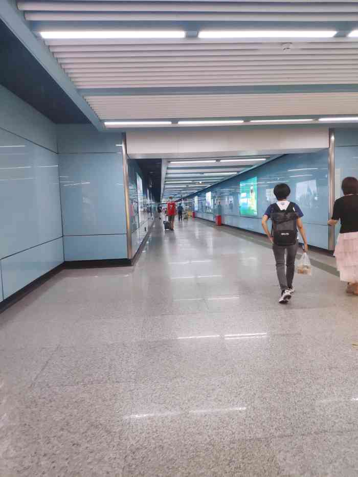 钟村(地铁站"此时此刻我正在钟村地铁站内,准备上地铁17.