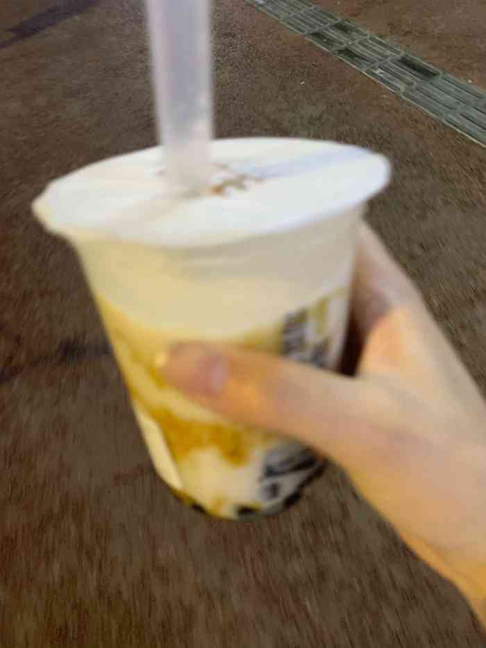 虽然我说了微糖…… 人生起起落落啊～ 刚买了喝了几口就掉在地上了