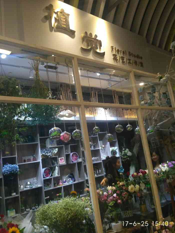 植觉花艺(万象城店"这家花店是在万象地铁站.站在门口也能一.