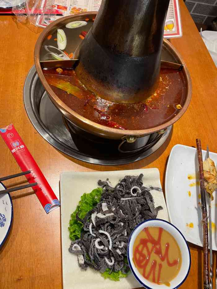 德兴顺老北京火锅算是性价比还可以的店一米长的羔羊肉是店里的特色