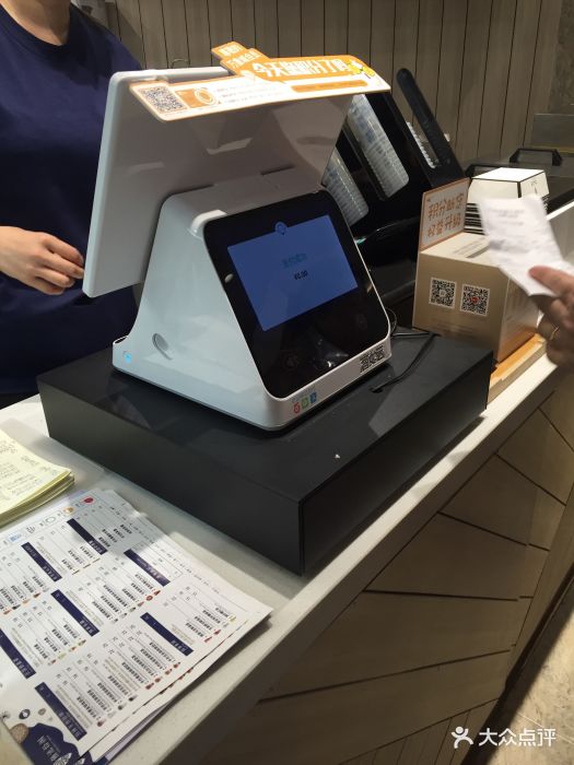 位置很好找在万象城五层,一上电梯就可以看.