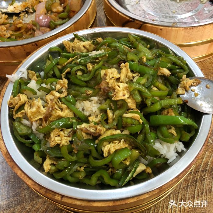 青椒炒蛋木桶饭
