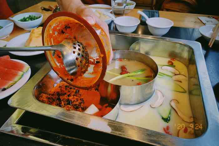 巴滏重庆火锅(汇中店)-"新开的店铺,装修很新!环境很棒!羊肉和.