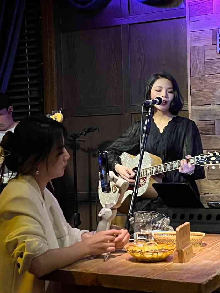 醉乡民谣-"这么多年第一次去网红夏夏的酒吧听歌食酒