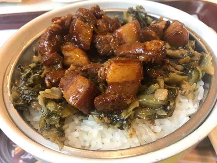 礼  点了一份卤肉饭套餐,上餐速度挺快的,「酸菜卤肉饭」菜量给的不少
