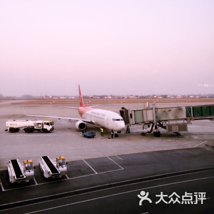 我对呼和浩特白塔机场的感受太深,源于呼市的堵车是全国有名的,感觉在呼市坐飞机,提前3小时出发去机场是很有必然,不然很容易错过班机。呼市的交通畅通与否对旅游业发展还是有很大影响的。白塔机场候机区摆设了一个简易的蒙古包,附近也有一些民族服饰店,椅子也是牛牛座椅,特别可爱亲切。商店除了特产店还有地方的小吃店如稍麦,价格相对贵些,份量还是可以的。因为飞机延迟出发,我还把我的第一次机场泡面经历奉献在这了,吃了康师傅的黑胡椒牛排面,10元1桶,有点暴利呀,味道还可以,感觉这么重口味的方便面是不太可能出现在广东的,下次