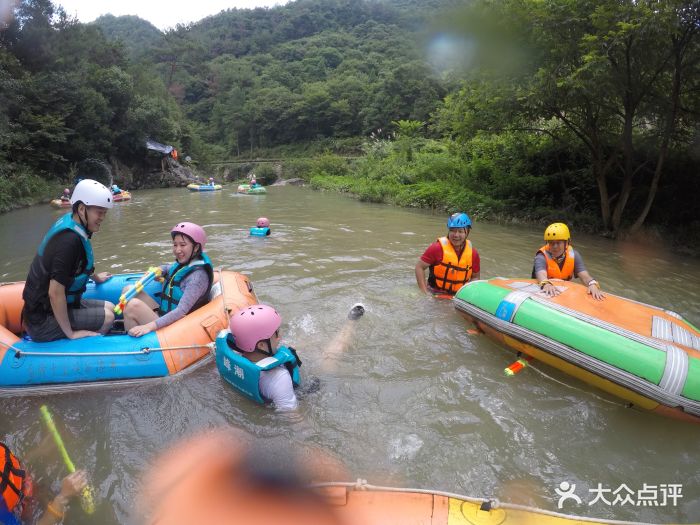 天台雷峰十里峡谷漂流图片