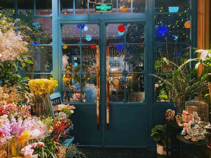 猛虎玫瑰鲜花餐厅"闺蜜聚集地情侣放电处地址在北滨路内街.