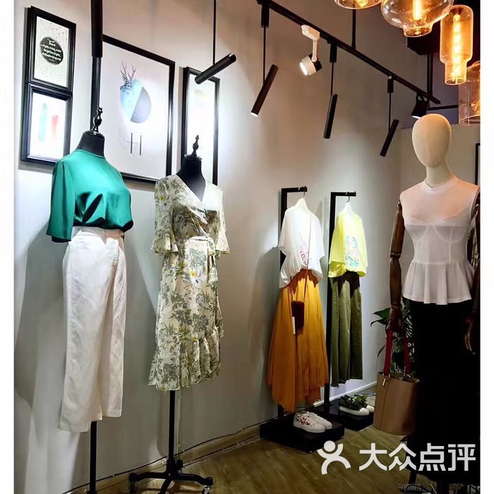 桑陌夏服装店