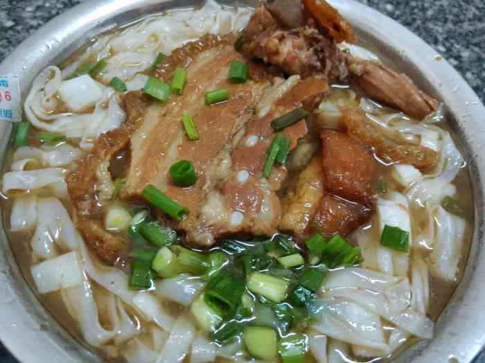 徐姨店沙街老字号扣肉粉店-"骑楼街里的一家粉店,早上去的,人挺多的,.