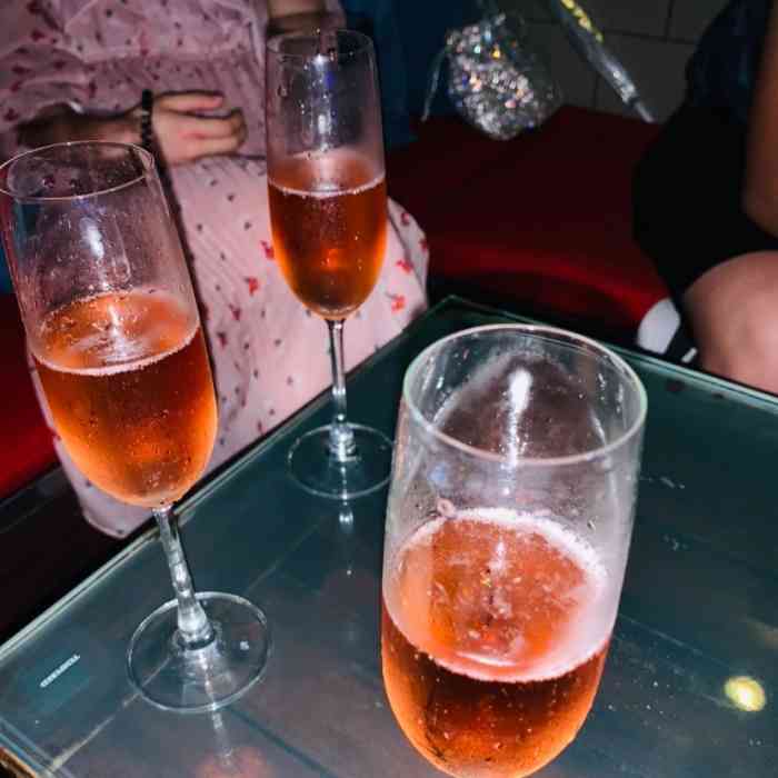 酒店楼上的酒吧,晚上坐这喝酒很是舒服