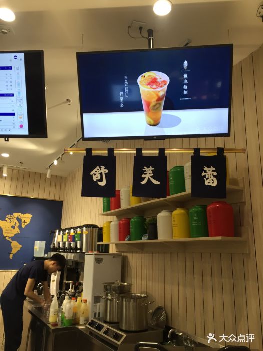 位置很好找在万象城五层,一上电梯就可以看.