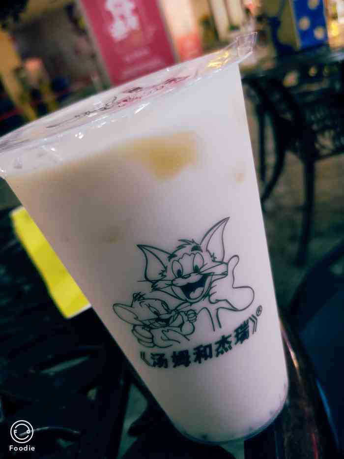 汤姆和杰瑞奶茶-"这家奶茶店就在那个秋千起头那儿,走到这边.