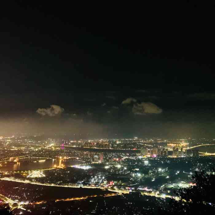 南台岩美食广场-"#山顶美食小广场# 位处清源山山顶,建议.