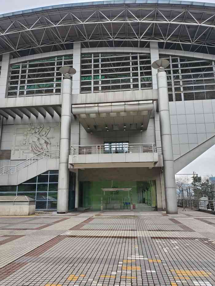 重庆大学跆拳道馆位于重庆大学体育馆的一楼,时不时就会跑去楼下的