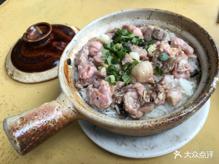 排骨鸡肉煲仔饭