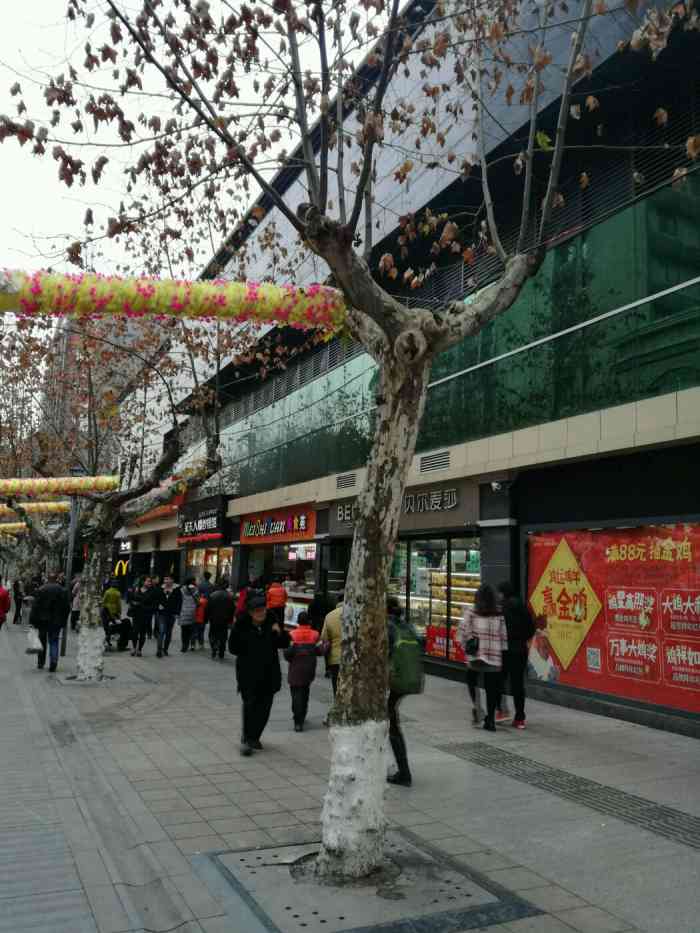重庆市北碚区商业步行街-"说起这里 是因为网红的望江楼砂锅米线店 .