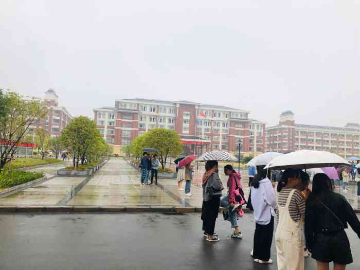 贞白中学-"贞白中学,在广丰区迎宾大道上,离城区有点.