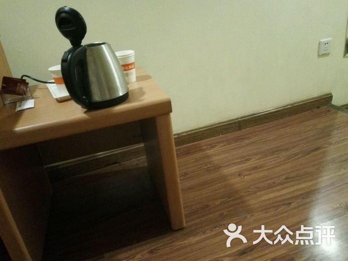 标双叫给多一个房卡说没有,衣架叫给多一个说没有,矿泉水说没有,说有