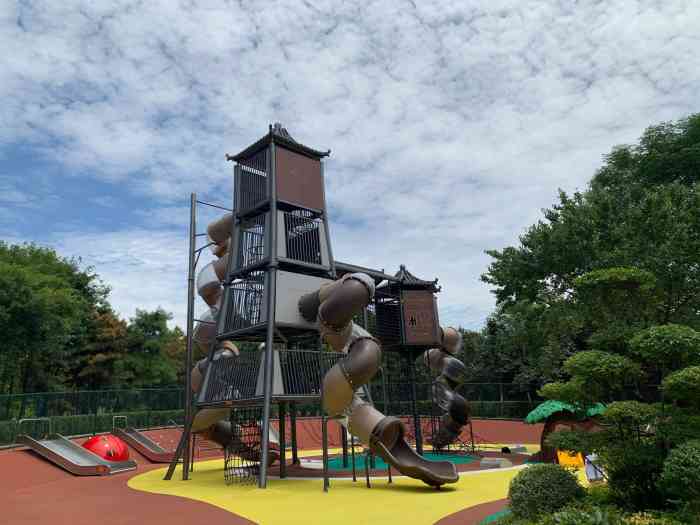 环城西苑公园"几乎天天带娃晚上在这里散步,近是王道.