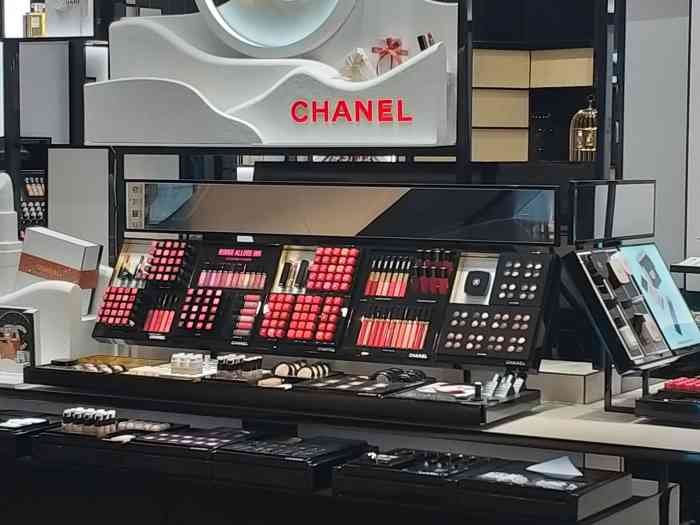 chanel(卓展购物中心店"女人不仅要经济独立,也要对自己好一点,会.