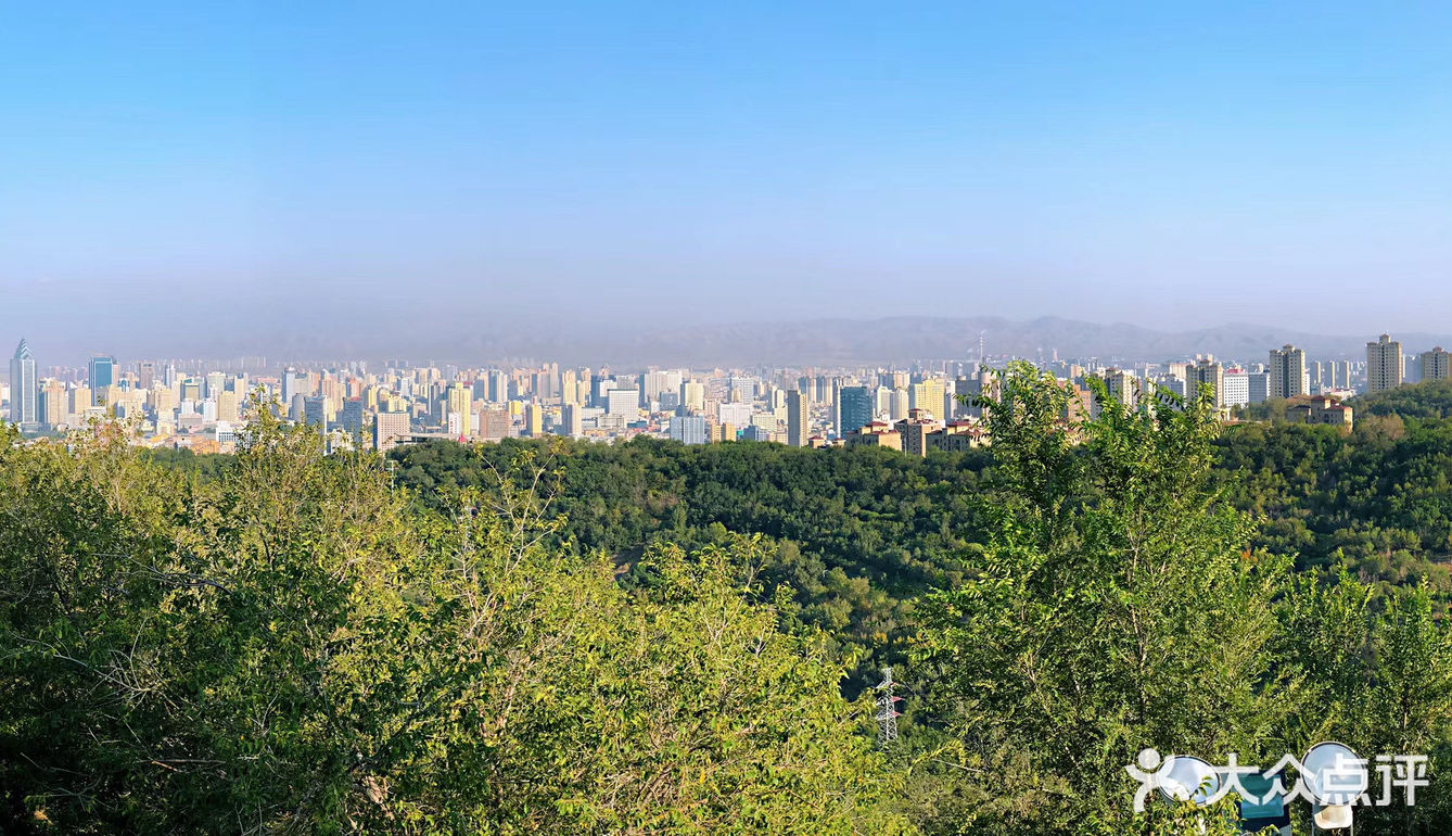 雅玛里克山俯瞰乌鲁木齐全景的一座山