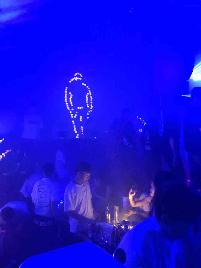 天池酒吧-"这里很热闹,是郴州一家新开的酒吧,就在妙.