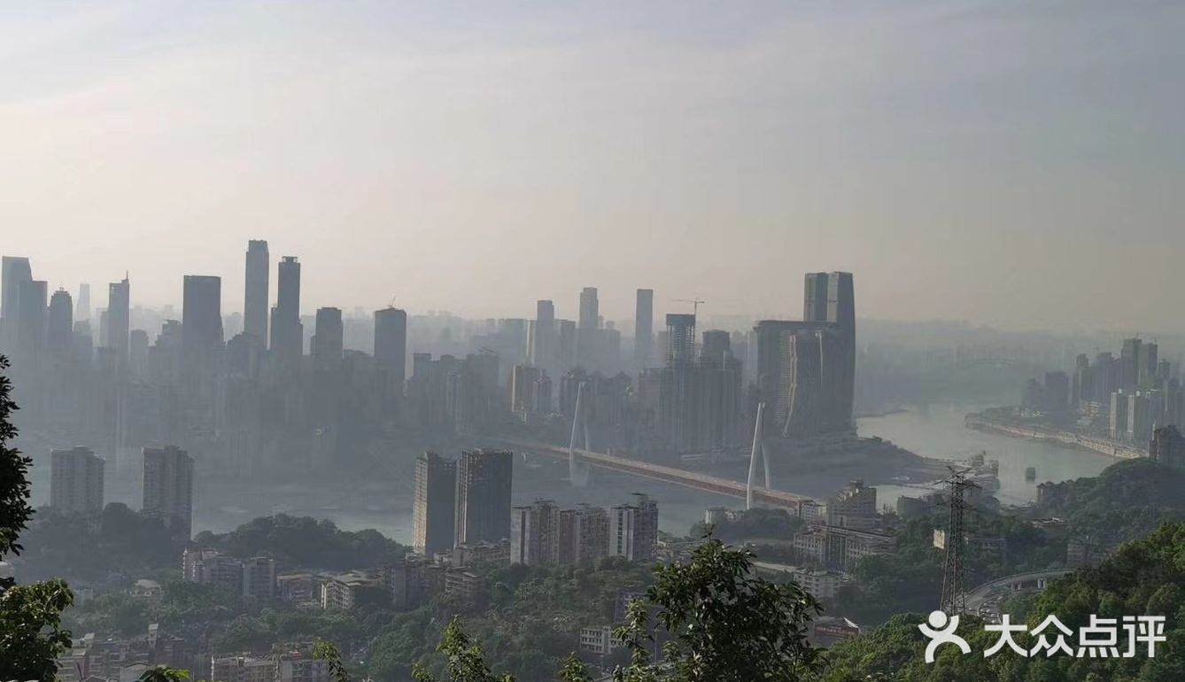 重庆南山一棵树观景台位于重庆市南岸区南山上