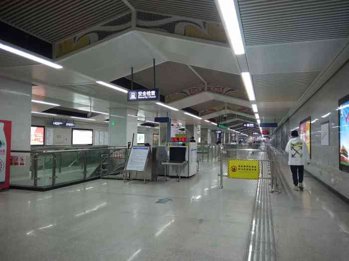 谭鑫培公园地铁站-"在谭鑫培地铁站j2出口旁边的草丛.