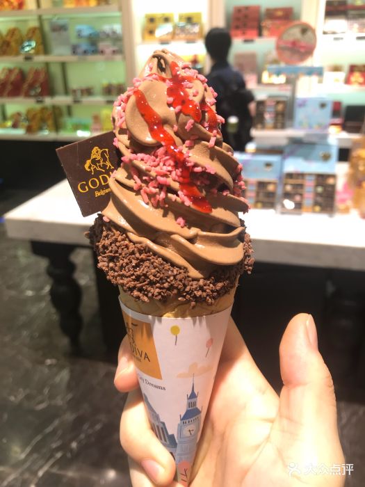 草莓巧克力冰淇淋甜筒