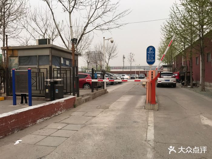 孛罗营村停车场