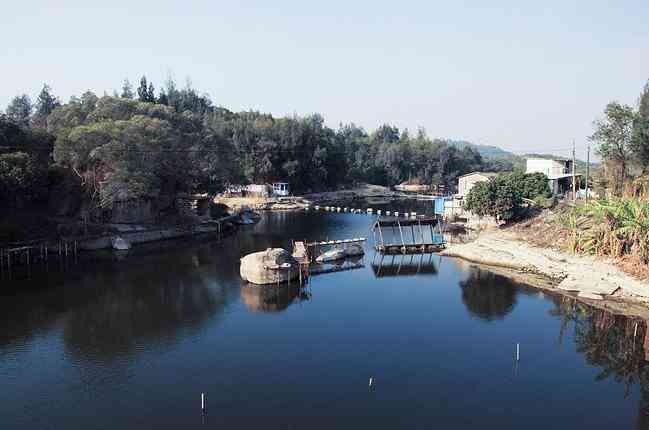 东坪山水库"蛮多人来这钓鱼,最近厦门雨水少,水库也浅.