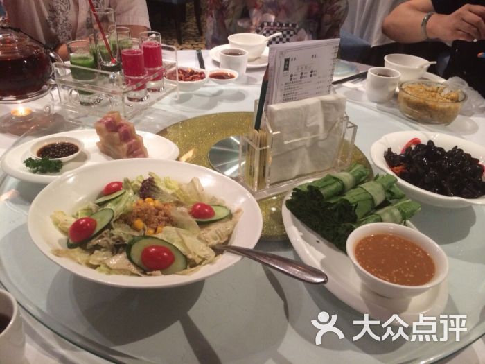 婚宴整桌海鲜菜品照片_婚宴大厅的装修效果图_海逸海鲜婚宴