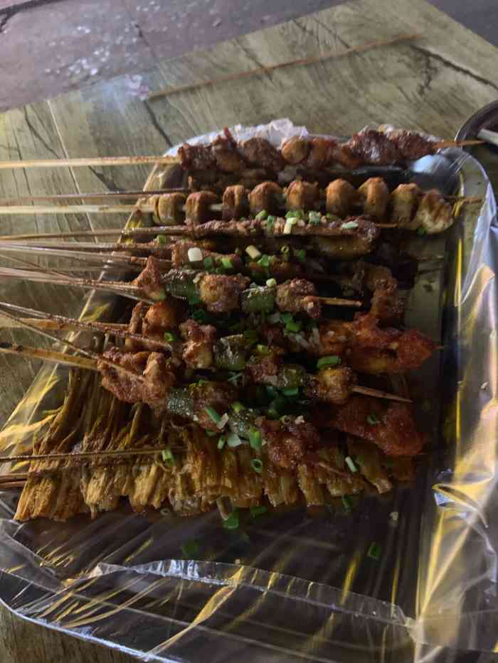 乐山李记烧烤-"[薄荷]环境:在这边的巷子里,吃食一条.