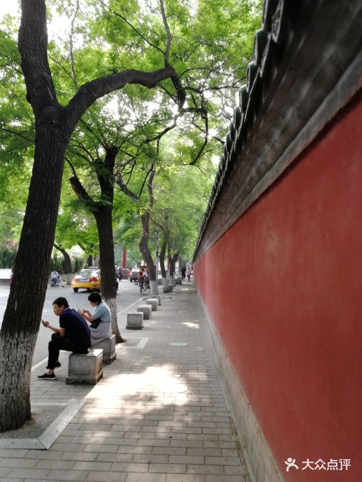 挨着雍和宫售票处,一路书香气息,以前考状.-成