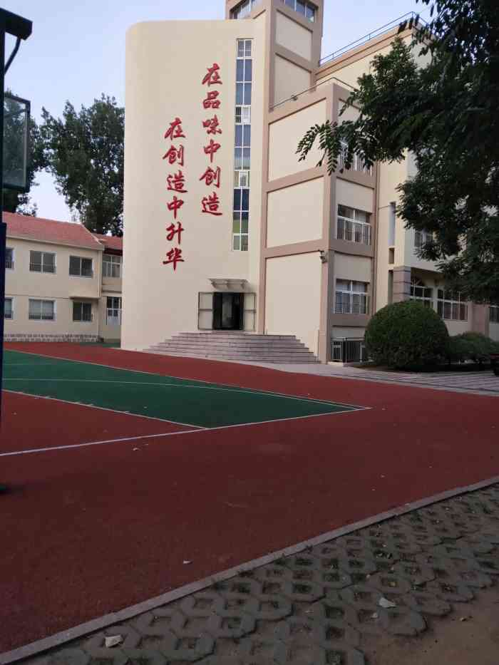 青岛榉园学校(江苏路小学分校)-"湖南路与浙江路路口