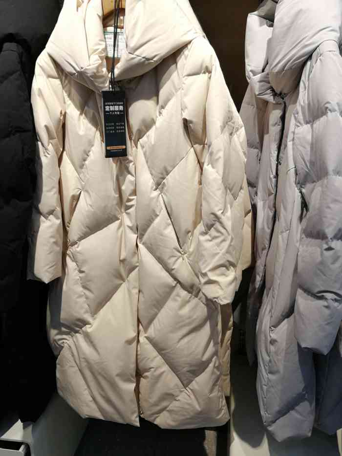 波司登(新街口商场店)-"波司登羽绒服在新街口百货店的面积很大,三.