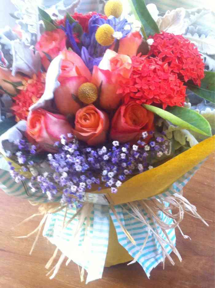 打分 姐姐生日朋友送的话,花束弄得很漂亮,花很新鲜!