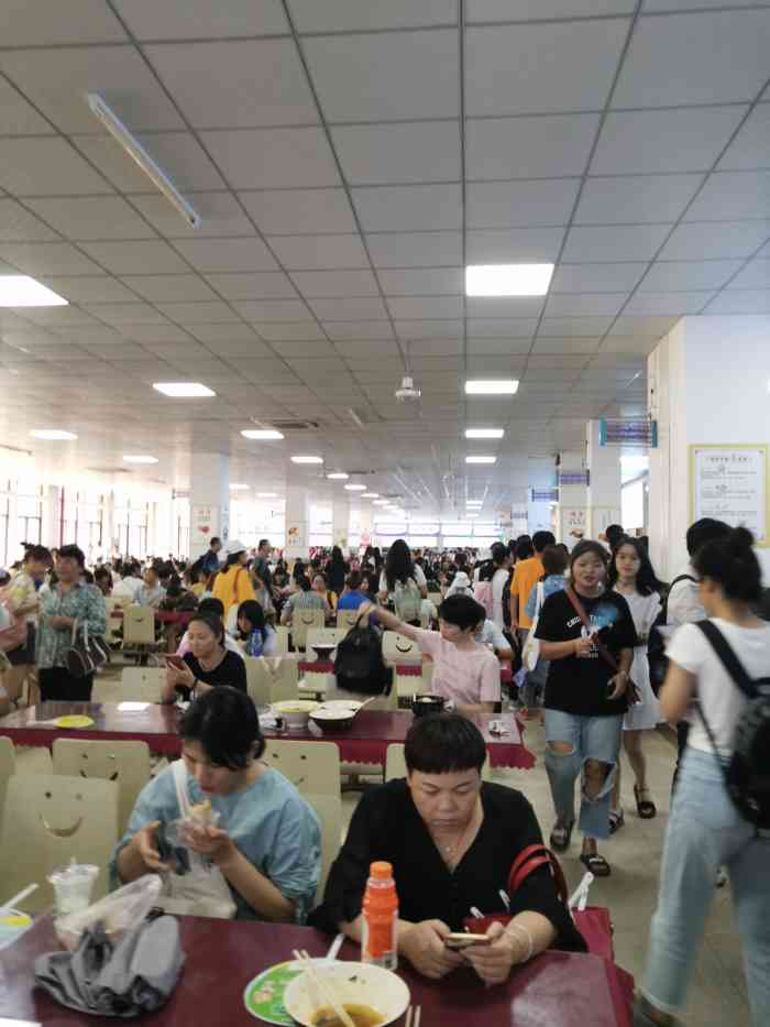 湖北中医药大学食堂(黄家湖校区)-"三个食堂分别在三