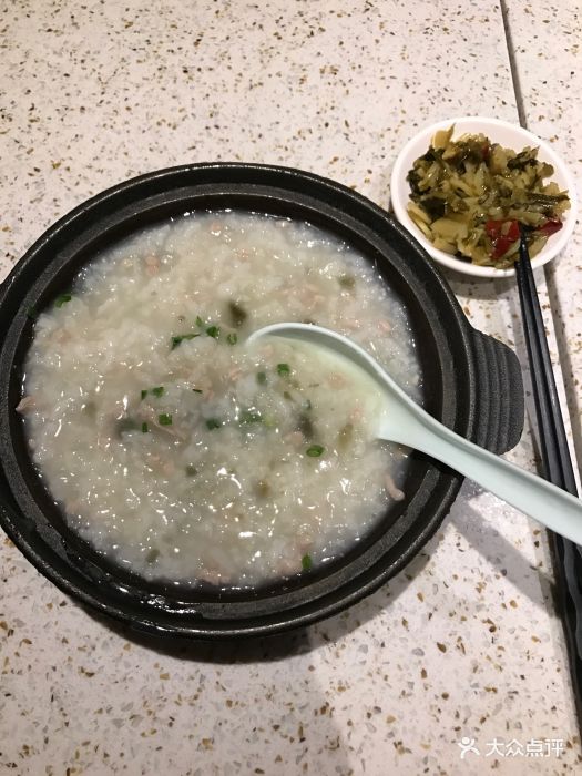 砂锅皮蛋瘦肉粥