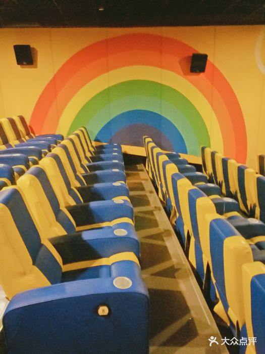 电影院就在家附近,所以一有电影上映就来啦.