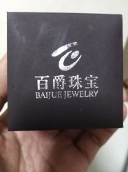 百爵珠宝百盛店在万象城百盛1楼,首饰的款式还挺多的,看了很多家戒指